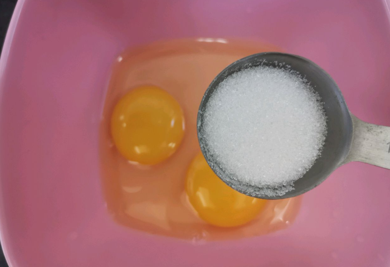 Add 6g sugar to beaten eggs for desired sweetness.