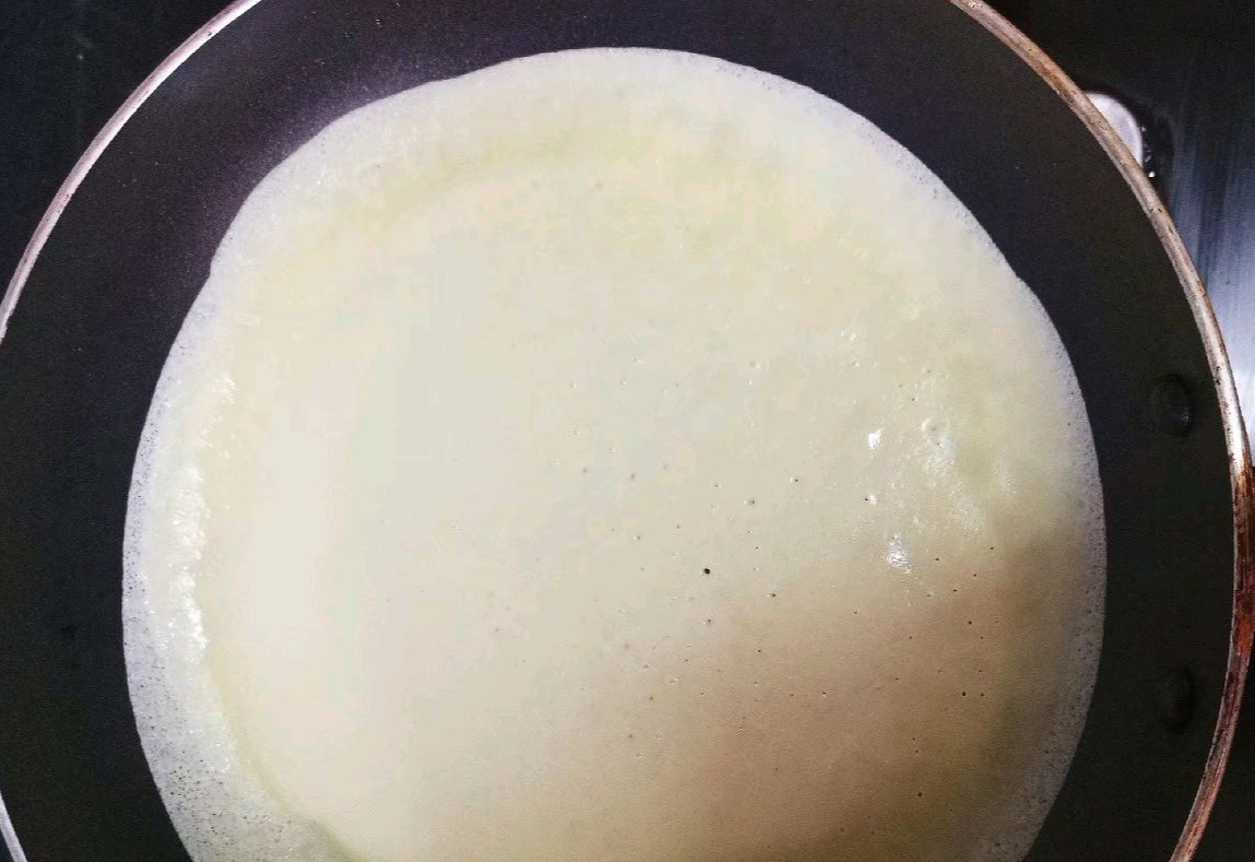 Tips on spreading pancake batter evenly in a skillet.