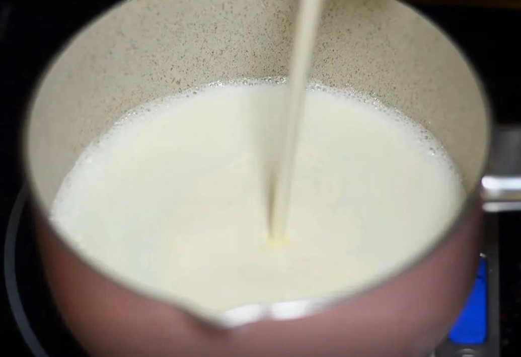 Combining 120g of heavy cream into mixture.