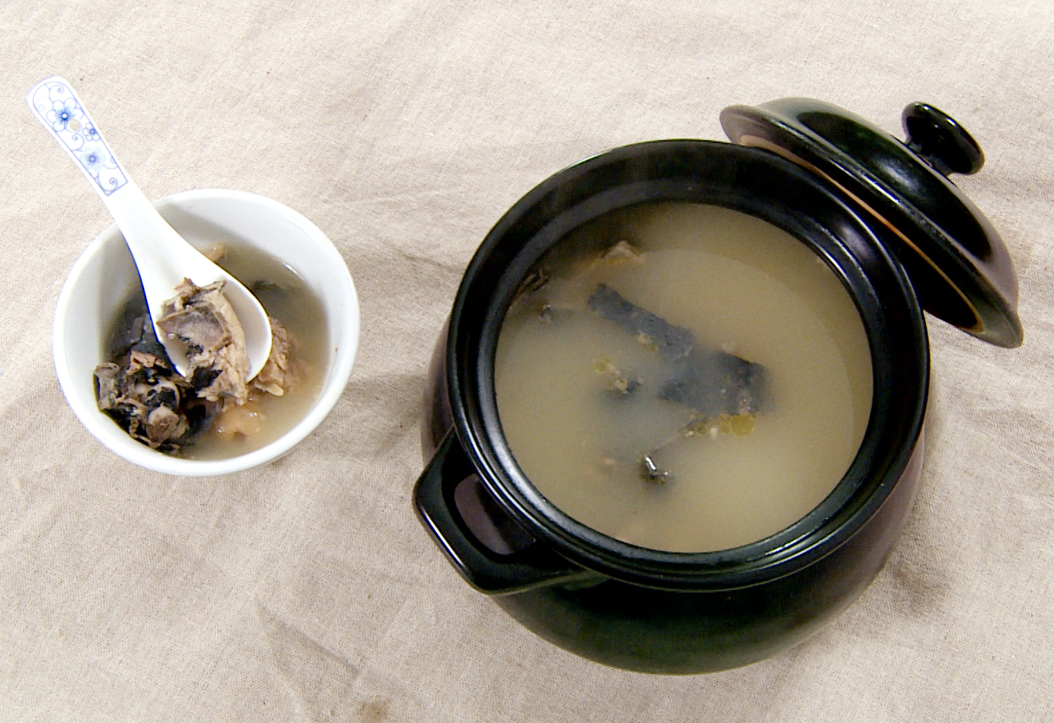 Chicken soup with goji berries and red dates