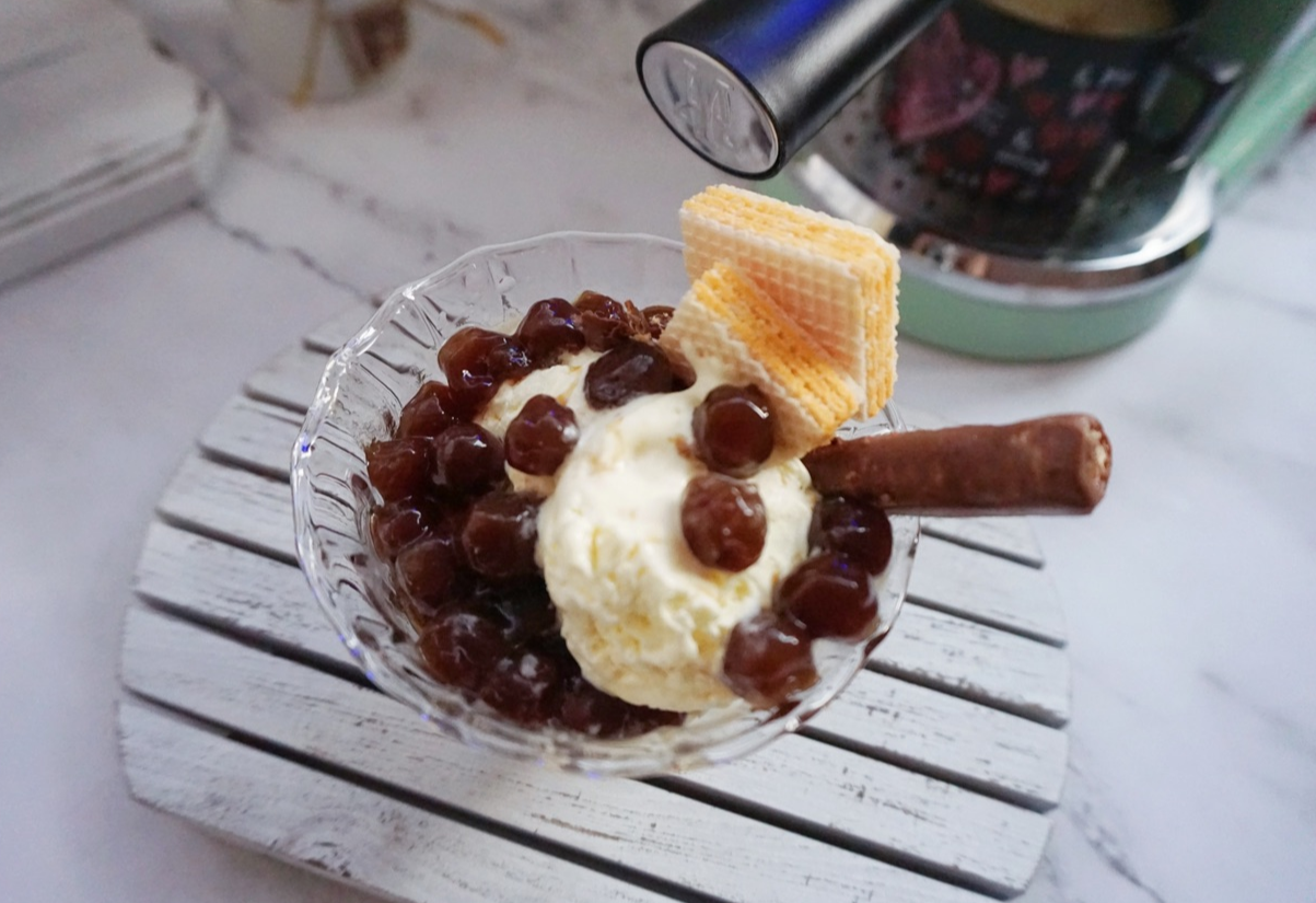 Scoop ice cream into cup and add pre-cooked brown sugar pearls.