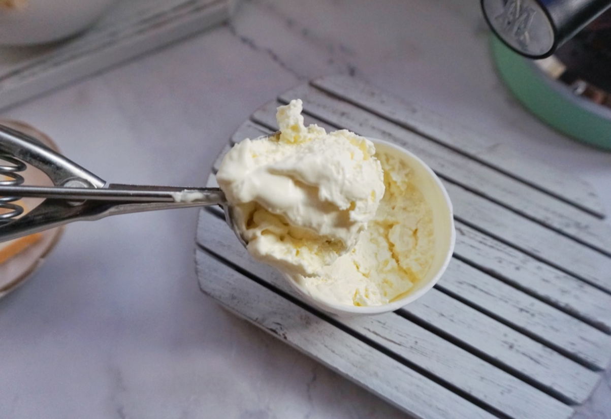 Scoop frozen vanilla ice cream into balls after 4 hours.