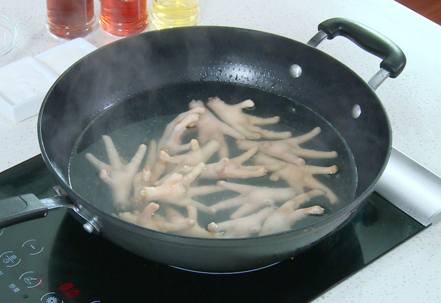 Blanch chicken feet in maltose and vinegar water to cook evenly.