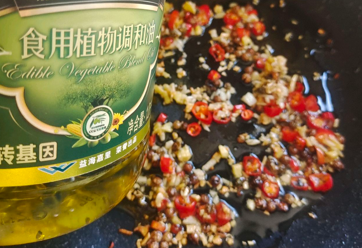 Heat oil, add Sichuan peppercorns, ginger, garlic, chili, sauté for aromatic flavors. Store-bought seasonings recommended.