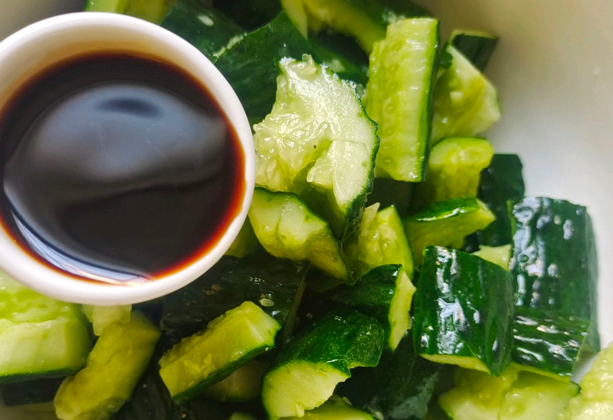 Remove cucumber moisture, add soy sauce.