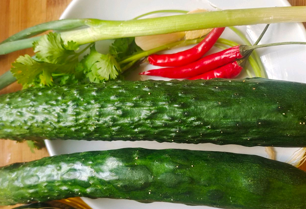 Recipe ingredient list: 2 cucumbers, 3 chili peppers, ginger, garlic, cilantro, scallion, seasonings.