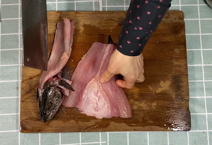 Prepare ingredients in advance; for black fish, cut into slices of specific dimensions.