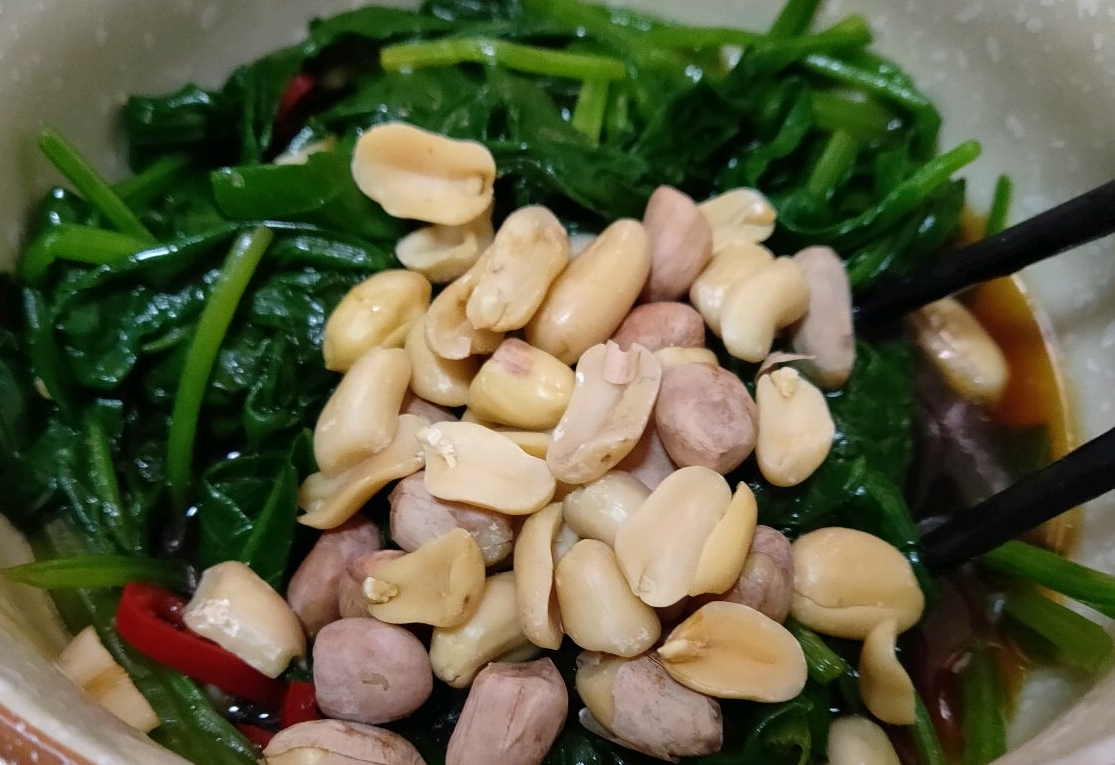 Add cooked 80g peanuts to the dish.