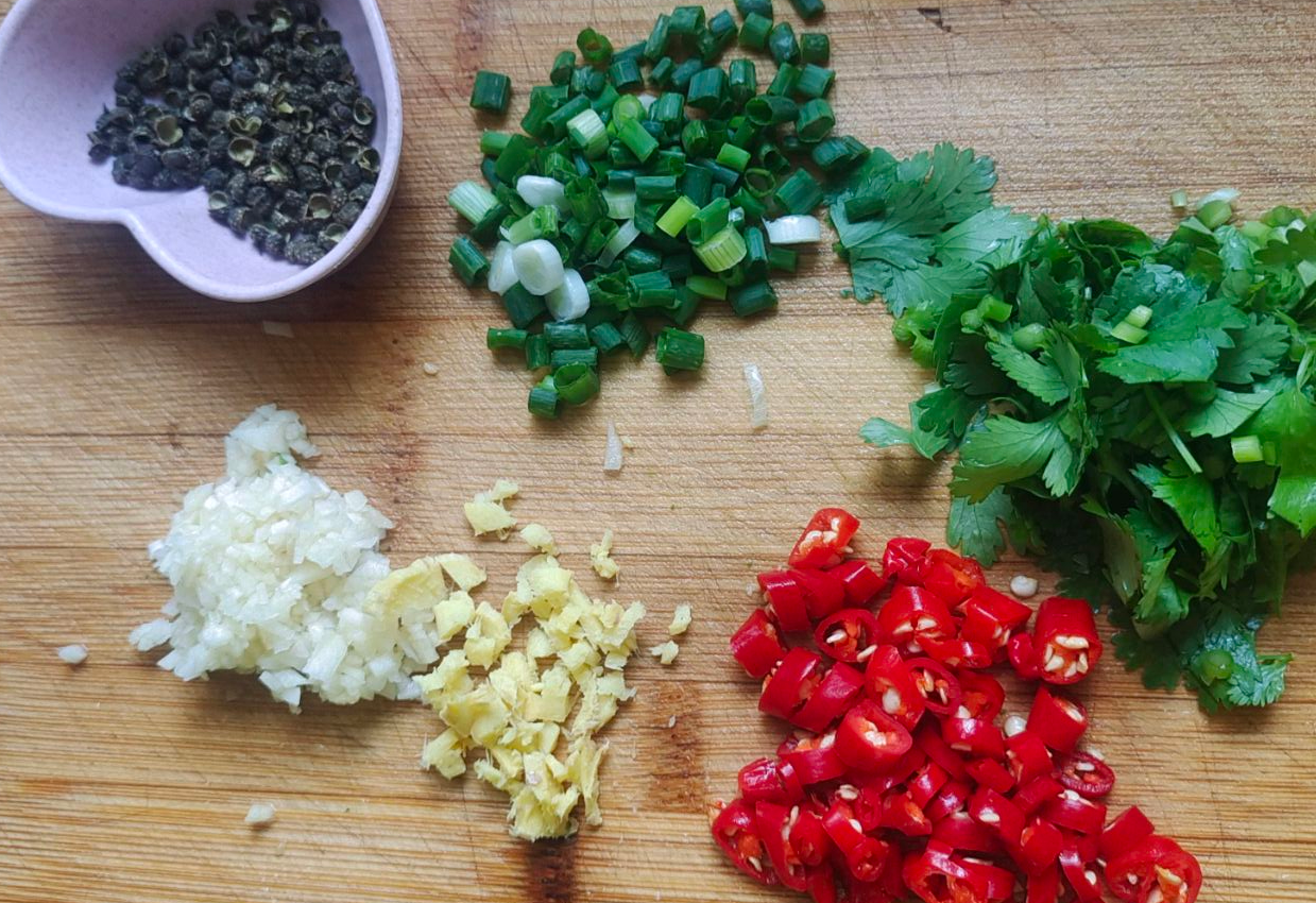 Prepare ingredients: chop ginger, garlic, cilantro, scallion, wash Sichuan peppercorns.