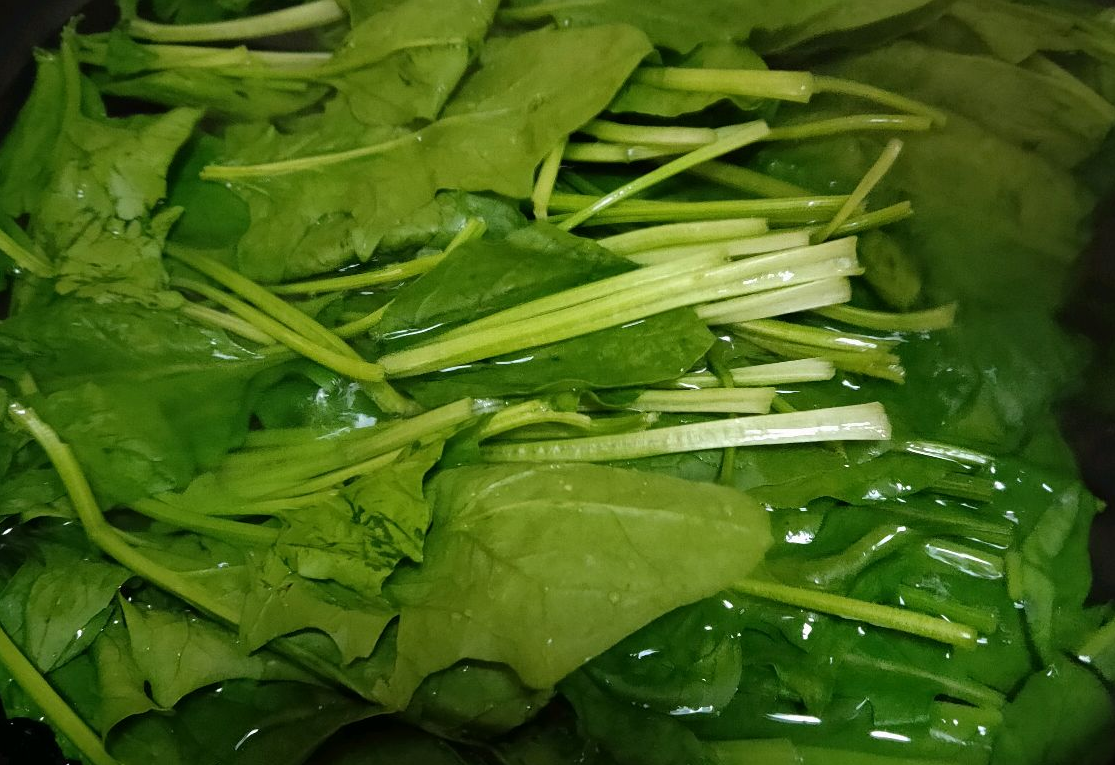 Prepare ingredients, cook peanuts, chop garlic & chili, blanch spinach.