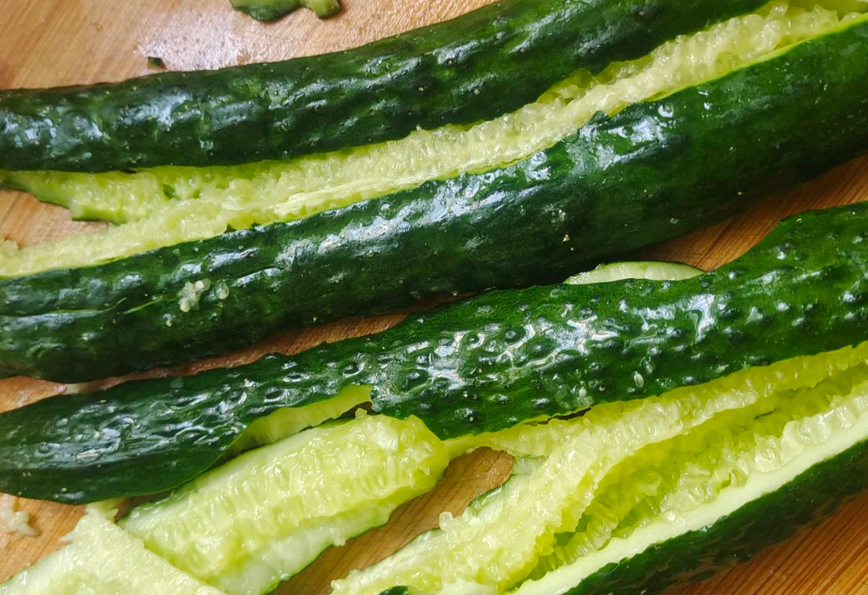 Smash cucumbers with knife, then cut into small pieces.