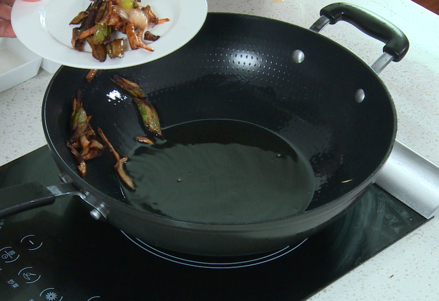 Sauté sliced onion and scallions until fragrant and crispy. Reserve oil.