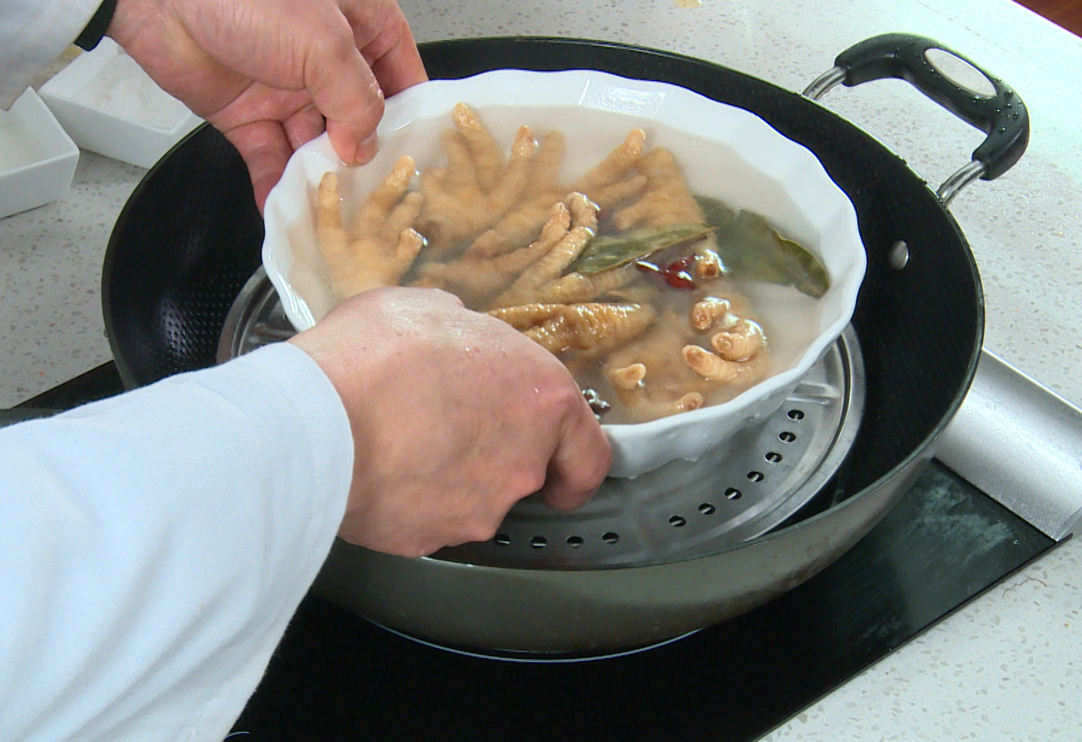 Steam soaked chicken feet for 1 hour in a steaming pot.