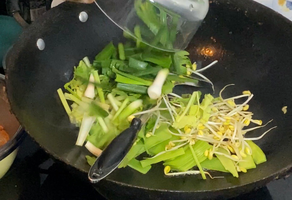 Stir-fry sliced lotus root, celery, bean sprouts, and garlic sprouts with salt until tender.