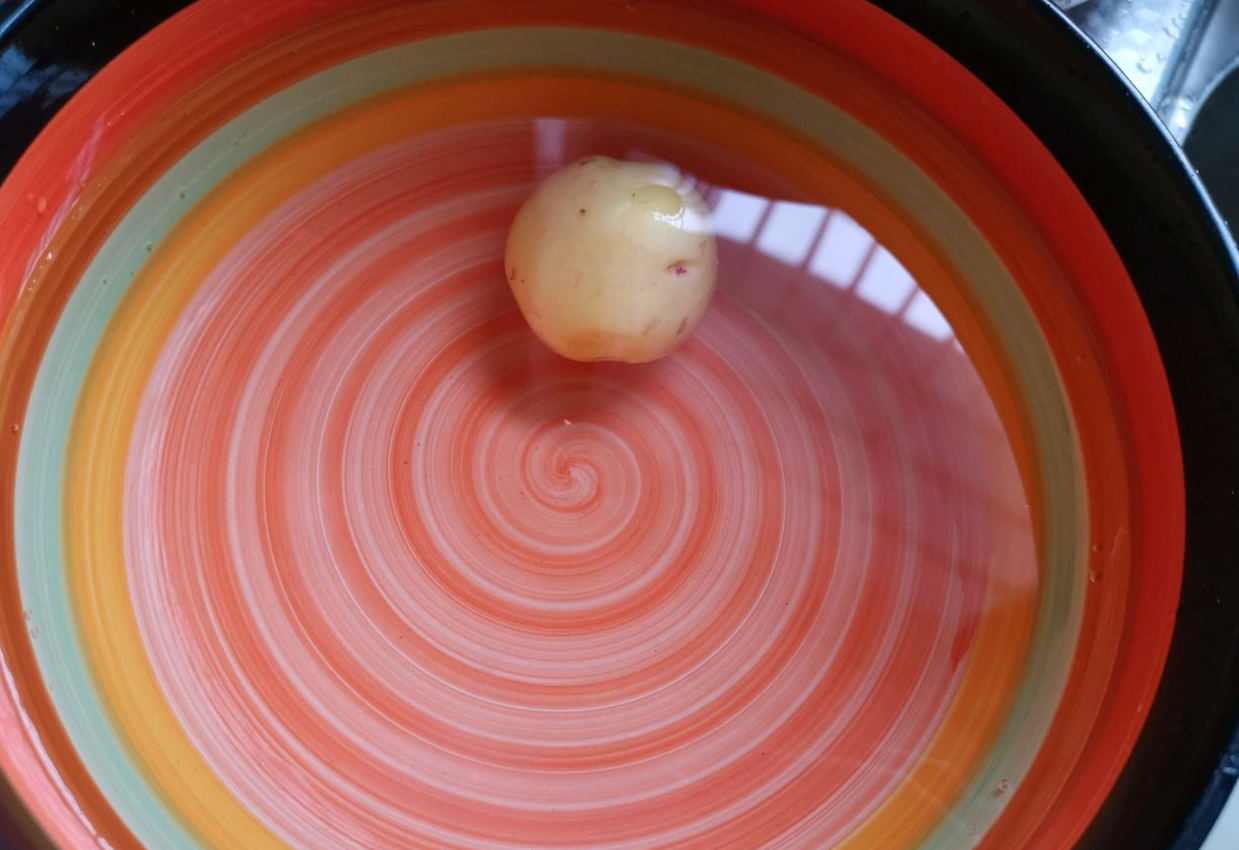 Prevent potato oxidation by soaking peeled potatoes in water.