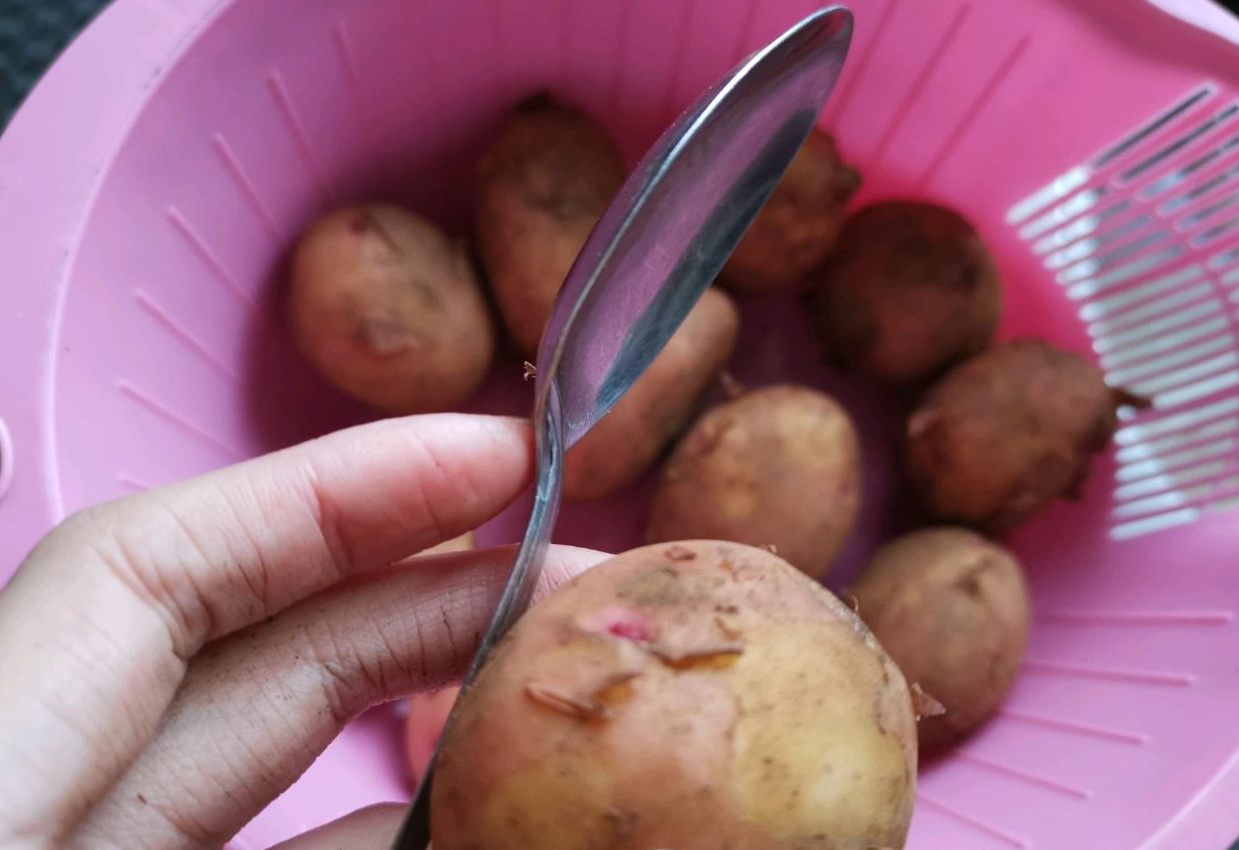 Tip on peeling small potatoes easily and cleanly using a spoon.