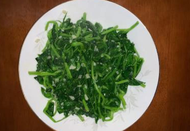 Stir-Fried Pea Shoots with Garlic (蒜蓉炒豆苗)