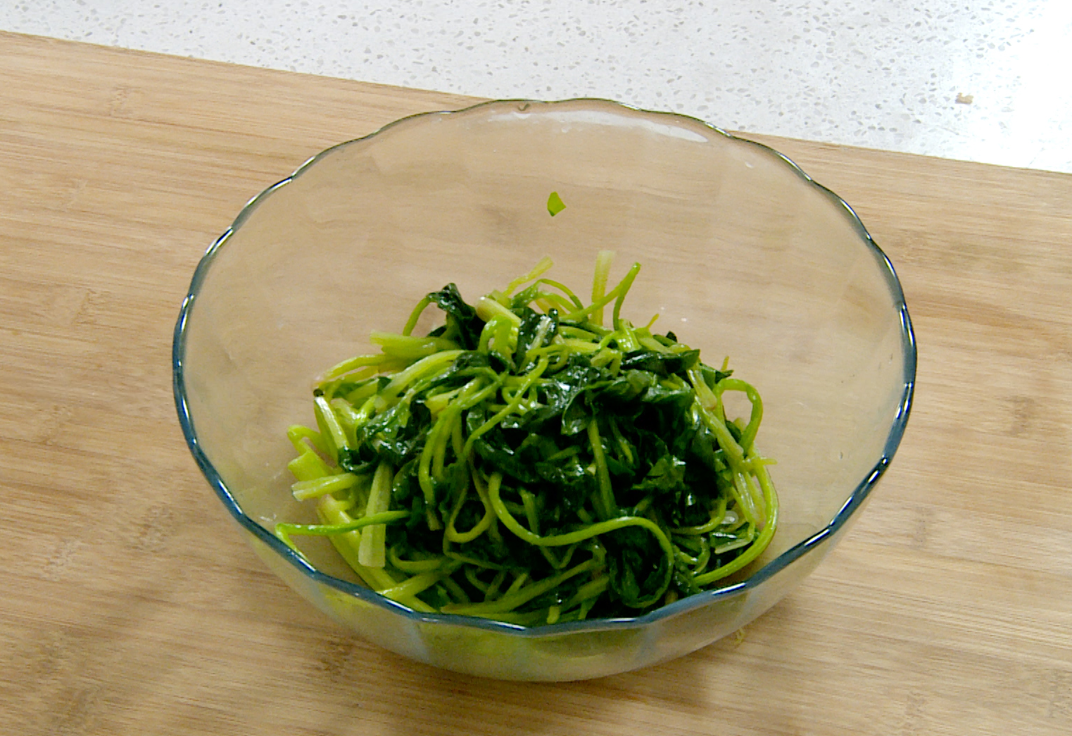 Blanch spinach in boiling water with oil for 30 seconds, then transfer to a plate.