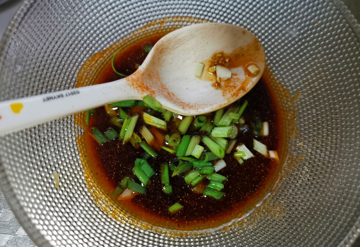 Recipe for homemade seasoning sauce with white pepper, chili flakes, five-spice, Orleans marinade, black pepper, sugar, oil, and green onions.