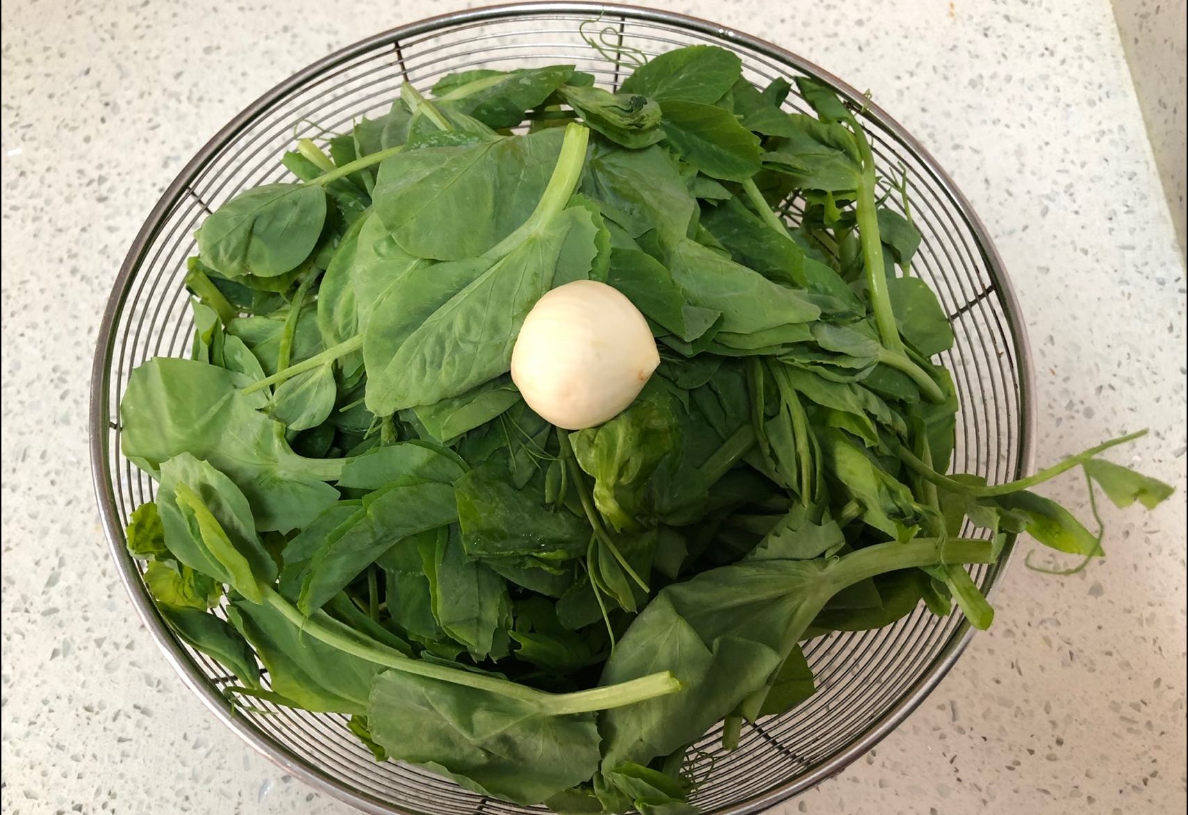 Prepare 300g of pea shoots and 1 whole garlic bulb.