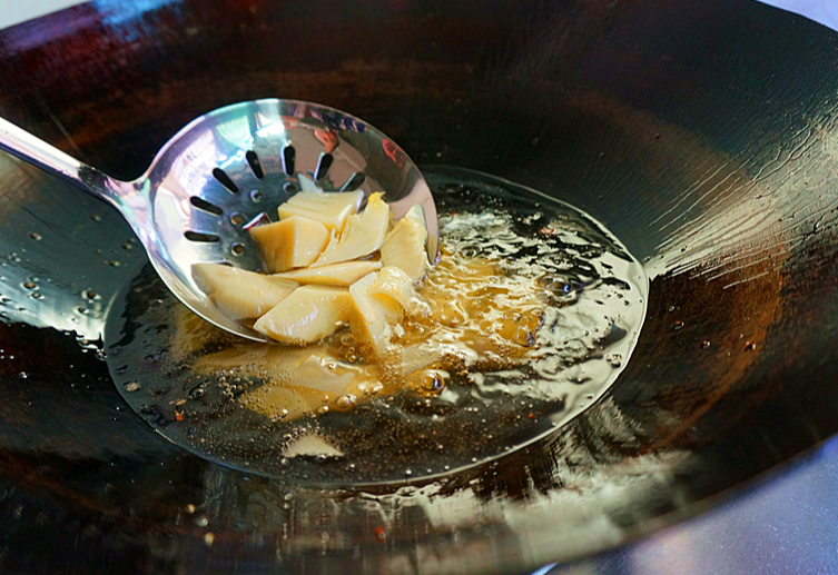 Fry tofu skin and bamboo shoots together.