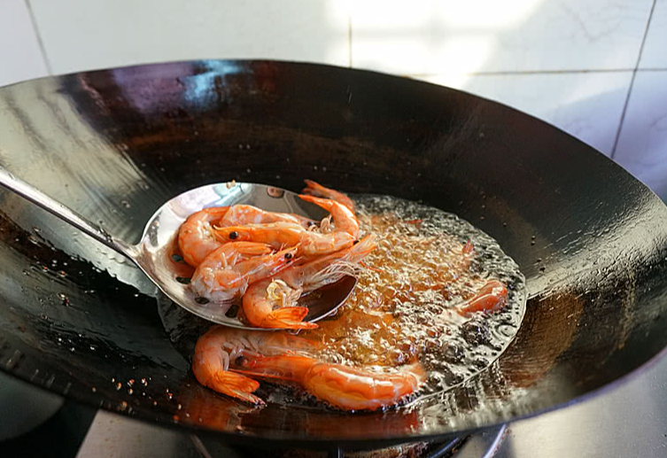 Instruction: Fry the shrimp.