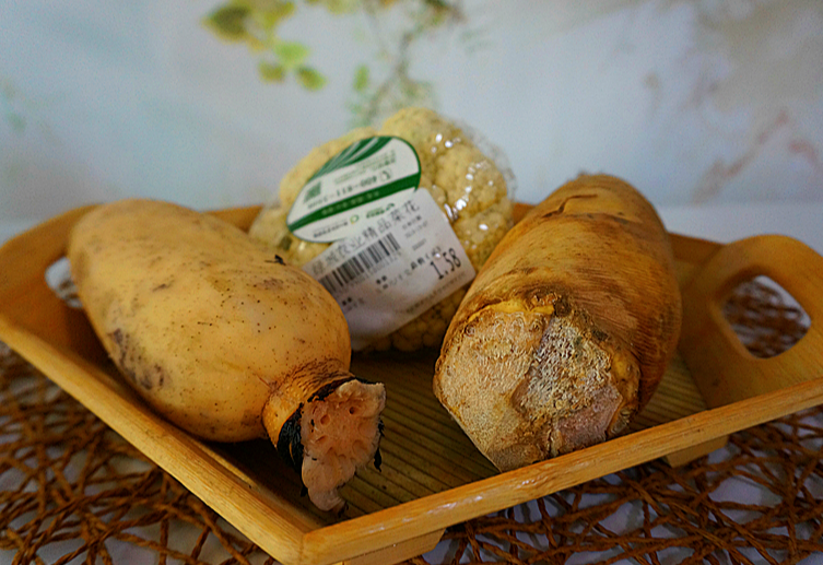 Recipe: 150g lotus root, 150g bamboo shoots, and 30g cauliflower preparation.