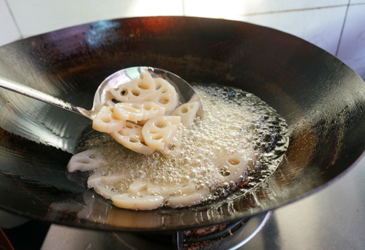 Instructions for frying lotus root slices.