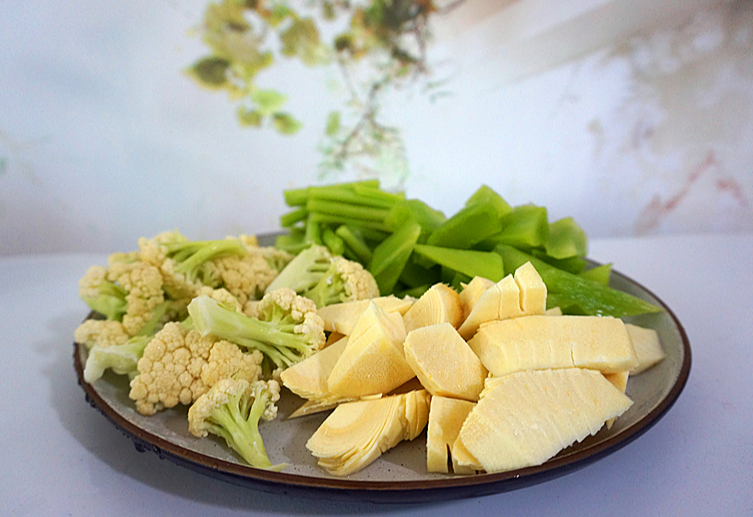 Prepare and cut vegetables into 2-3 cm pieces for cooking.