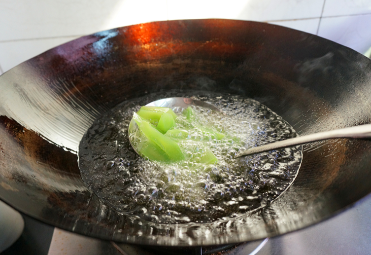 Fry celtuce in oil until half-cooked; remove and set aside.