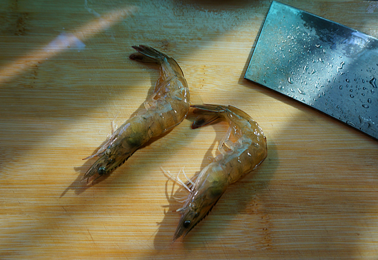 Prepare 20 shrimp: trim antennae, remove veins by cutting open back.