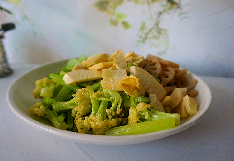 Remove fried ingredients and set aside on a plate.