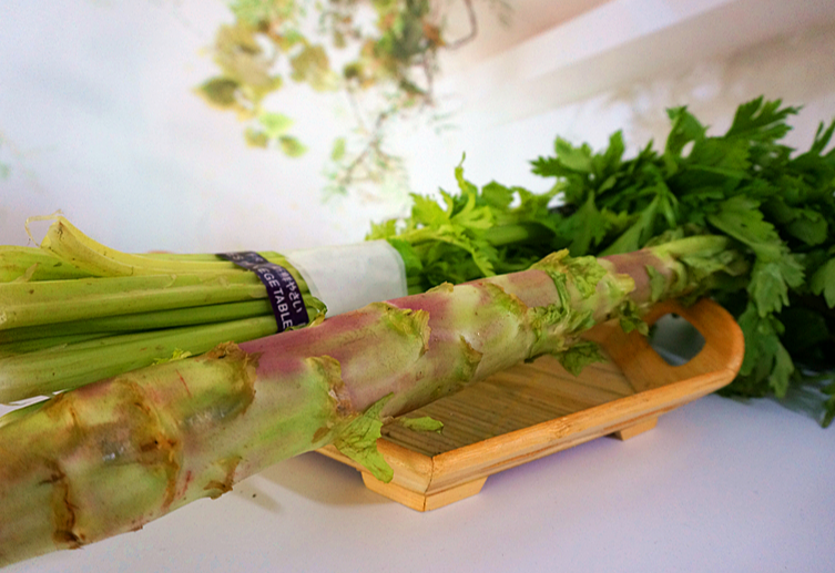 Prepare 300g of celtuce and 40g of celery.