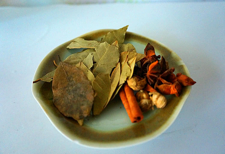 Spices needed: 10 bay leaves, 4 star anise, 1 cinnamon stick, and 4 tsao-ko.