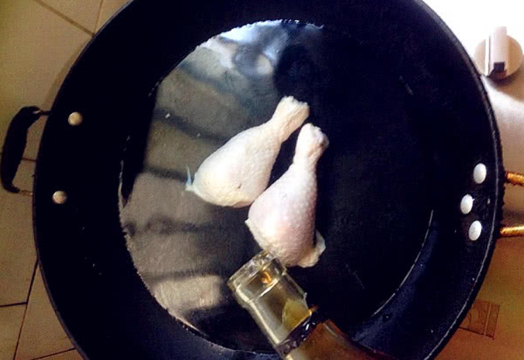 Thaw and rinse chicken legs, boil in water, discard scum.