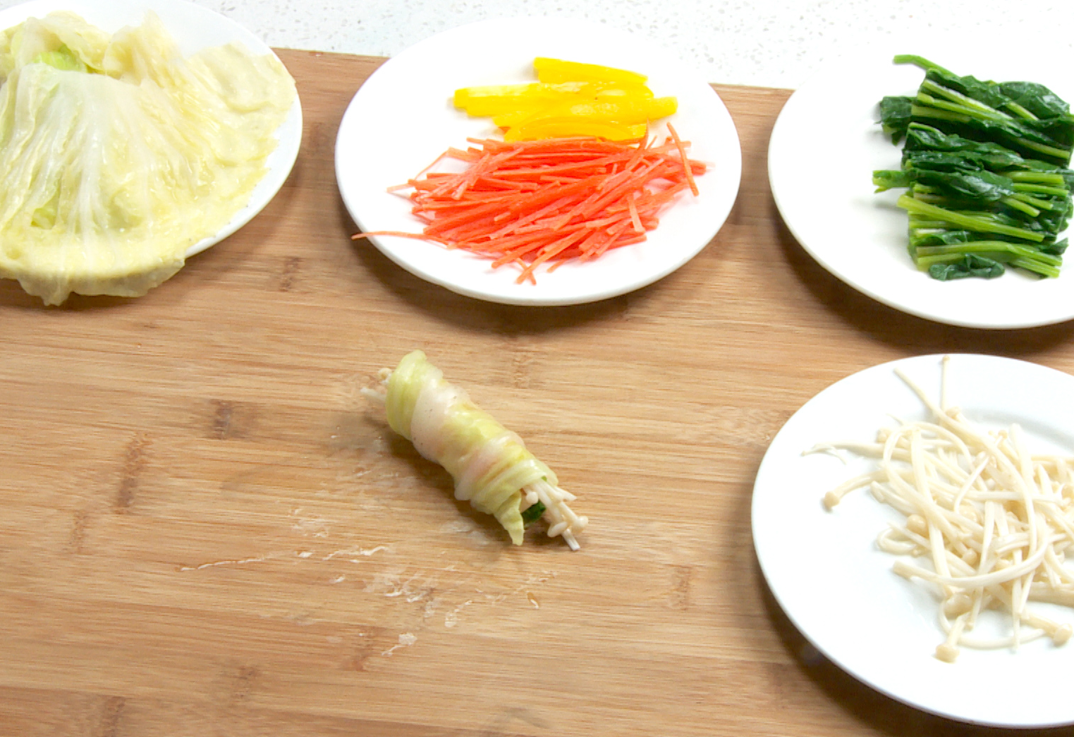 Instructions to assemble vegetable-filled Chinese cabbage rolls.