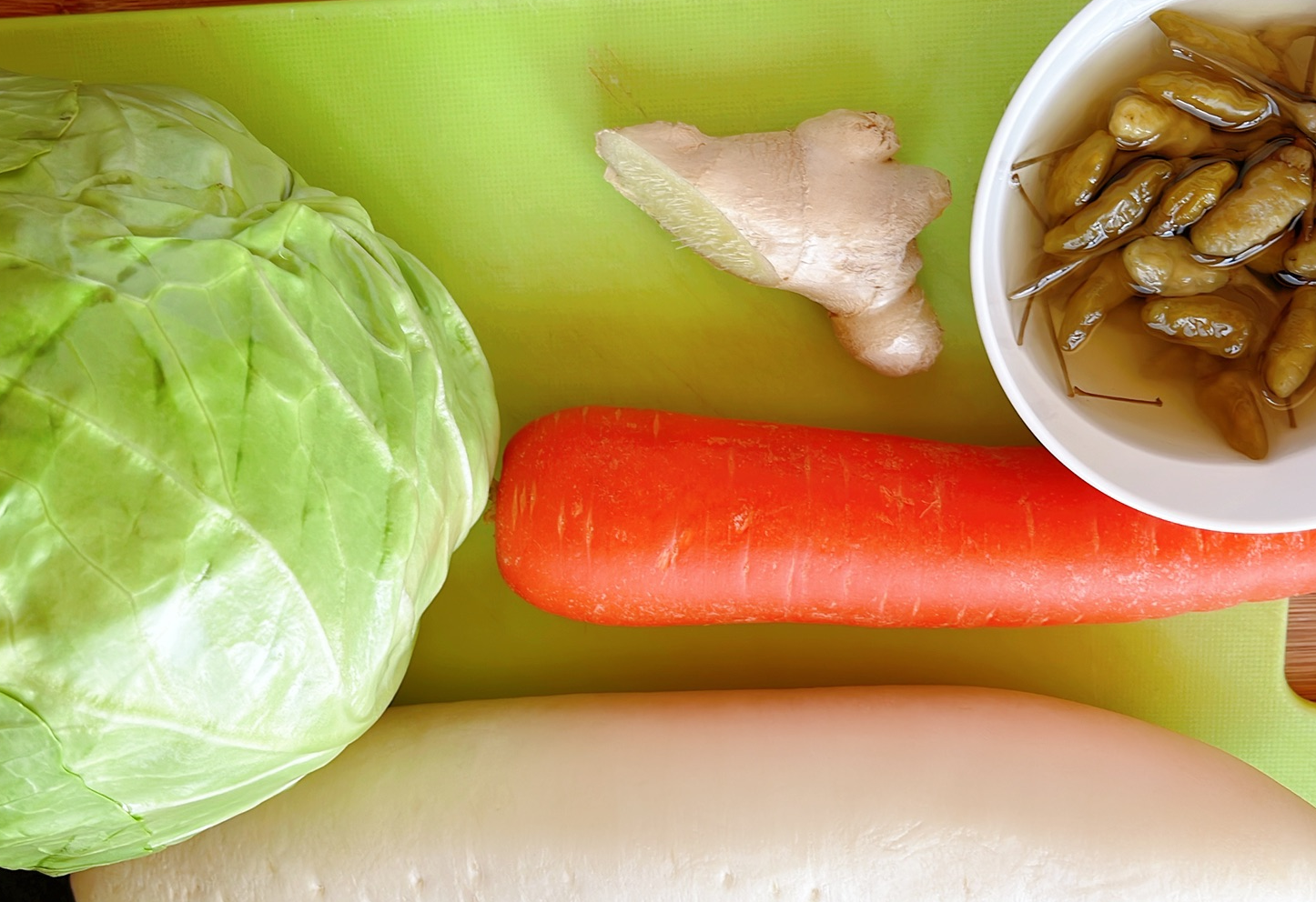 Prepare ingredients: wash carrots, cabbage, radish, ginger. Cut into strips. Drain water. Tip: keep everything oil-free and dry.