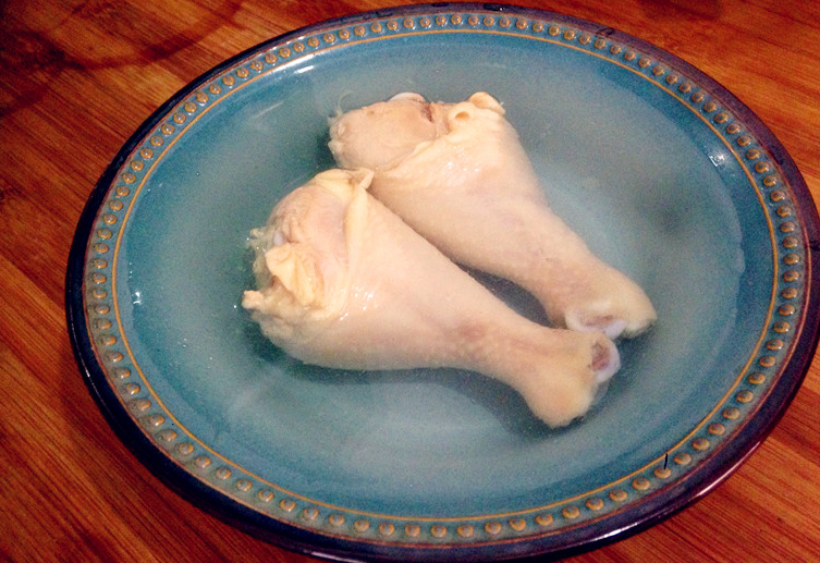 Rinse boiled chicken legs to eliminate impurities.