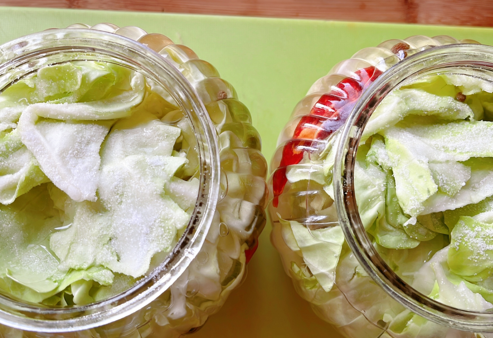 Layer Chinese cabbage on radishes, sprinkle with salt to seal.