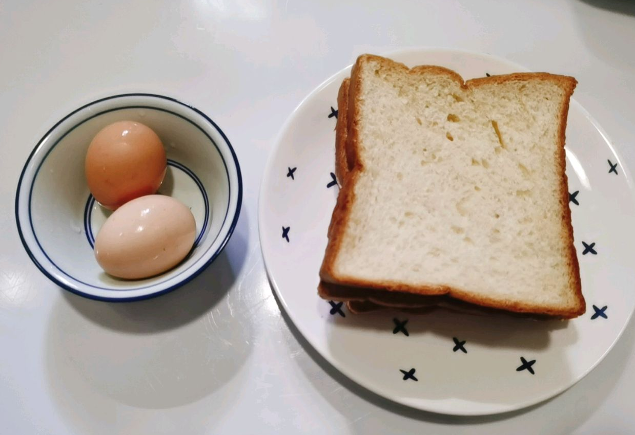 Ingredients: 2 eggs, 3 slices of bread.