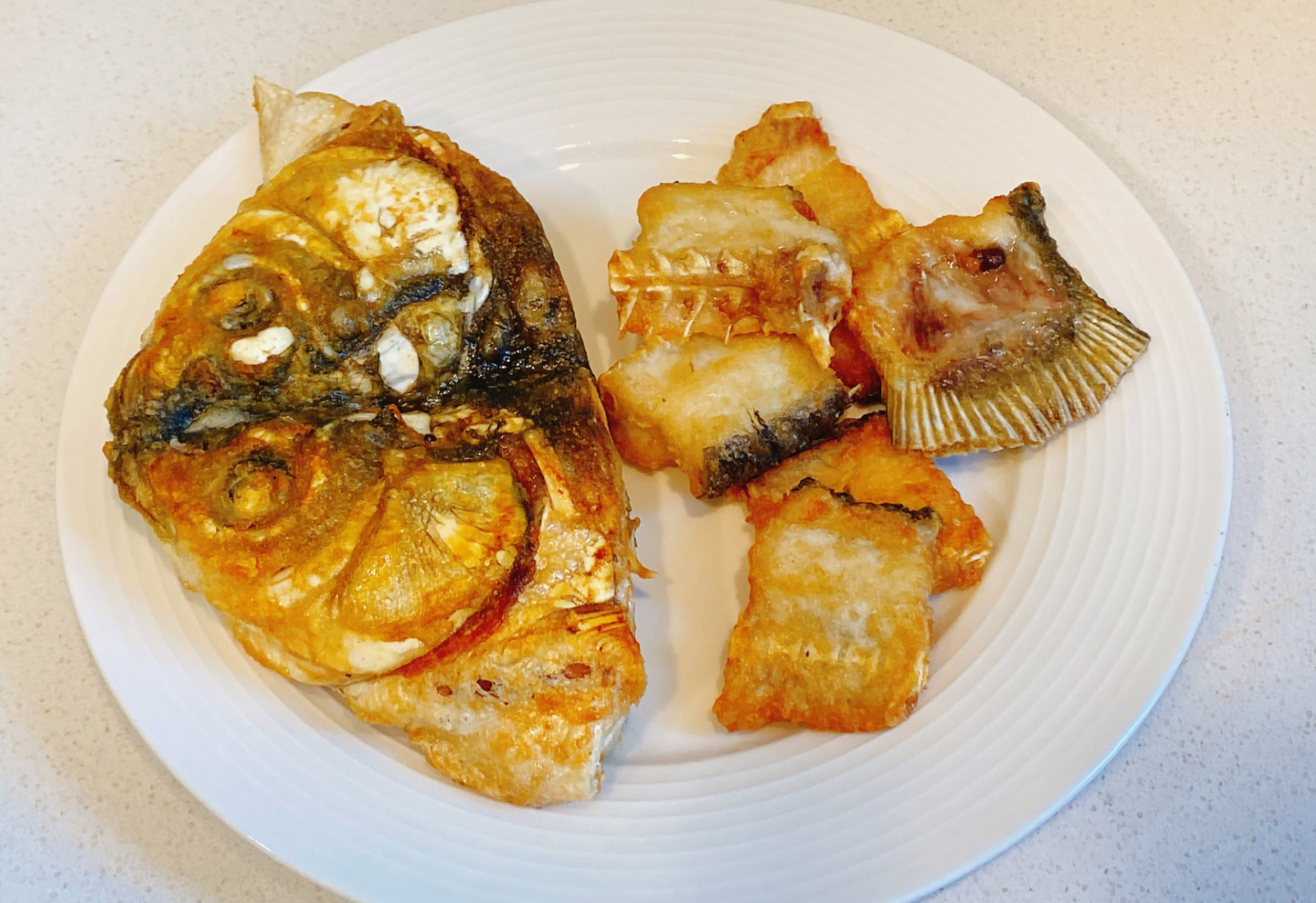 Instructions on removing golden-brown fish bones from wok.