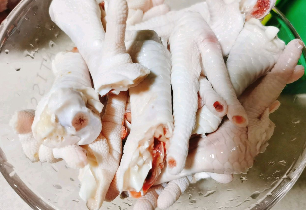 Prepare Chicken Feet: Wash, trim nails, and cut in half. Set aside.