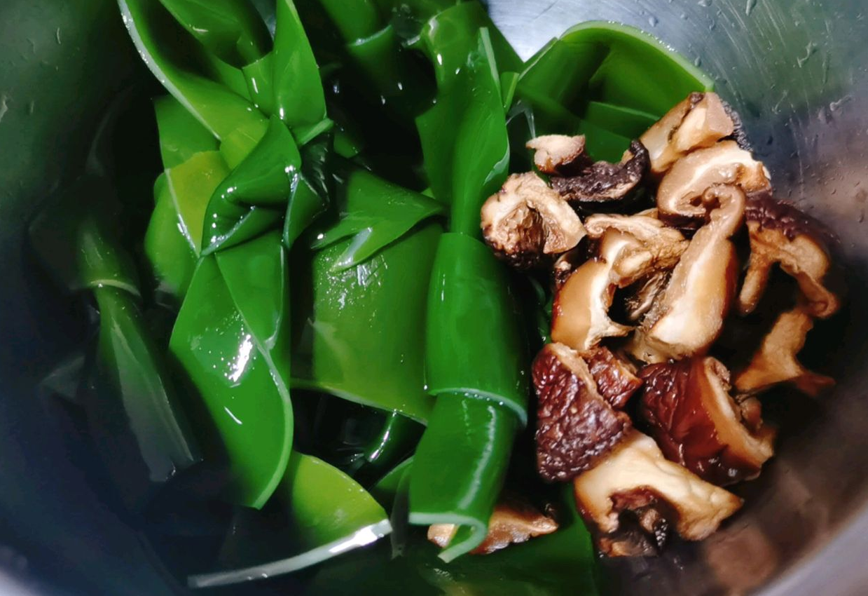 Rehydrate and prepare kelp knots and shiitake mushrooms for cooking.