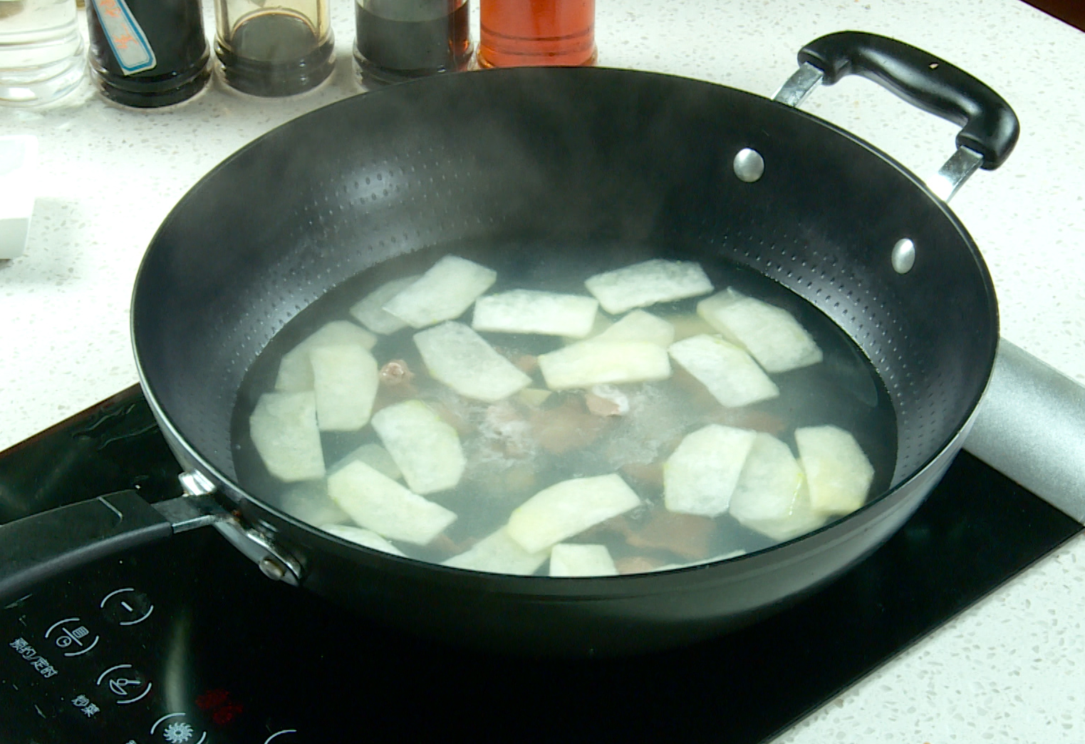 Recipe for making a delicious winter melon soup with pork and ginger.