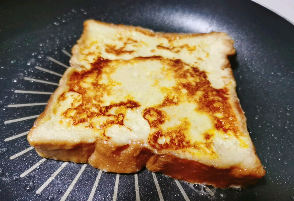 Cook until both sides of bread are golden brown and crispy.