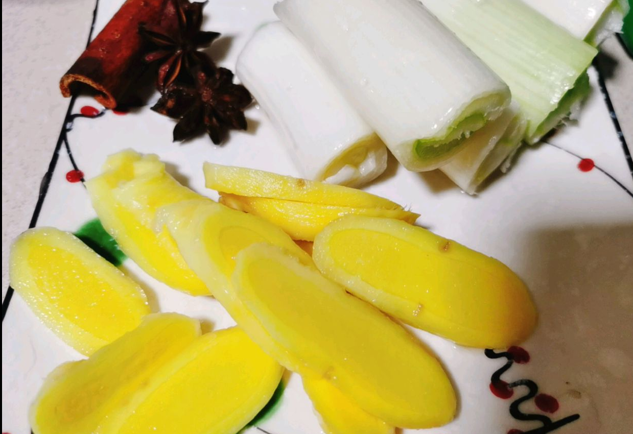 Prepare aromatics: Peel & slice ginger, wash & cut green onion, rinse star anise & cinnamon.