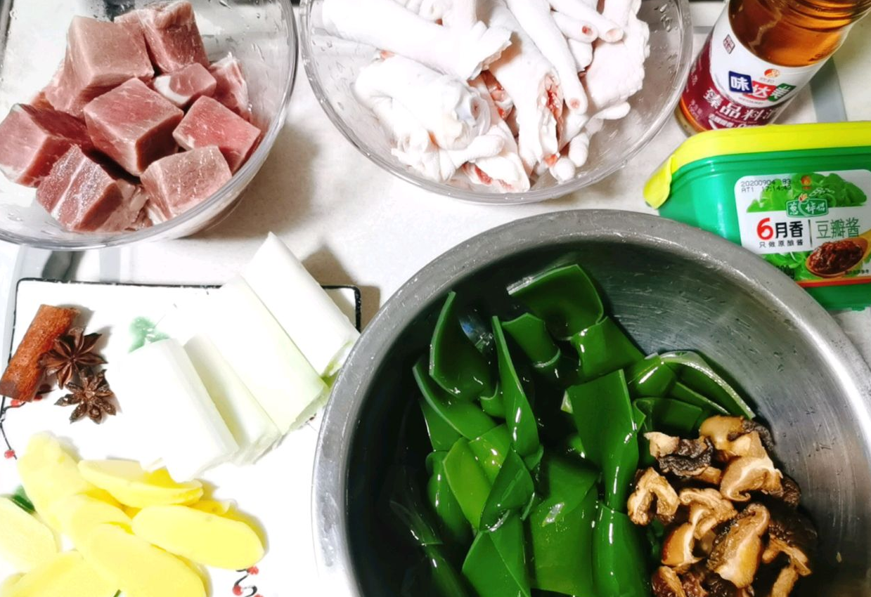 Prepare all ingredients including beef, chicken feet, kelp, shiitake mushrooms, and doubanjiang.