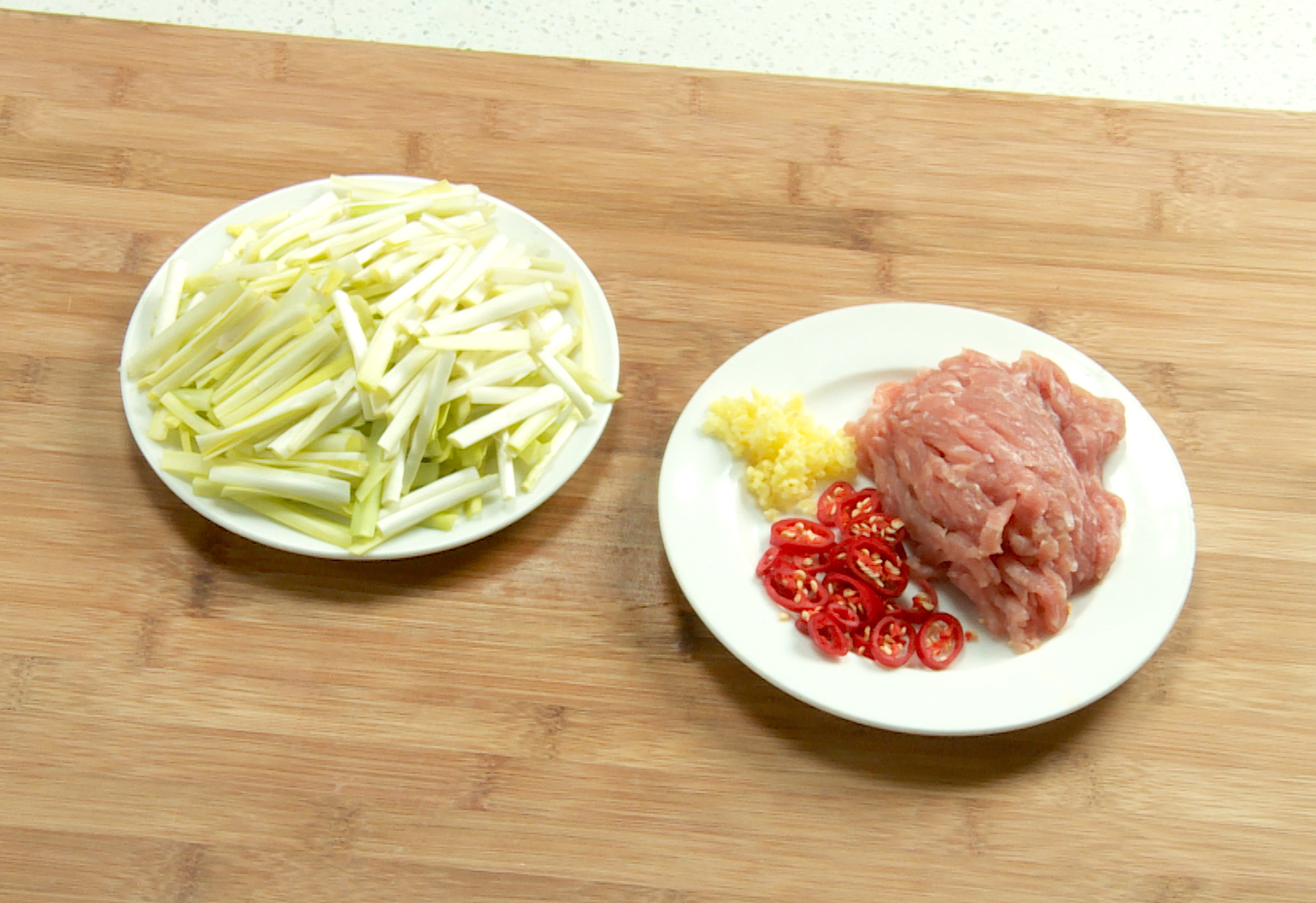 Prepare ingredients for stir-fried beef: slice chives, beef, pepper, and mince ginger.