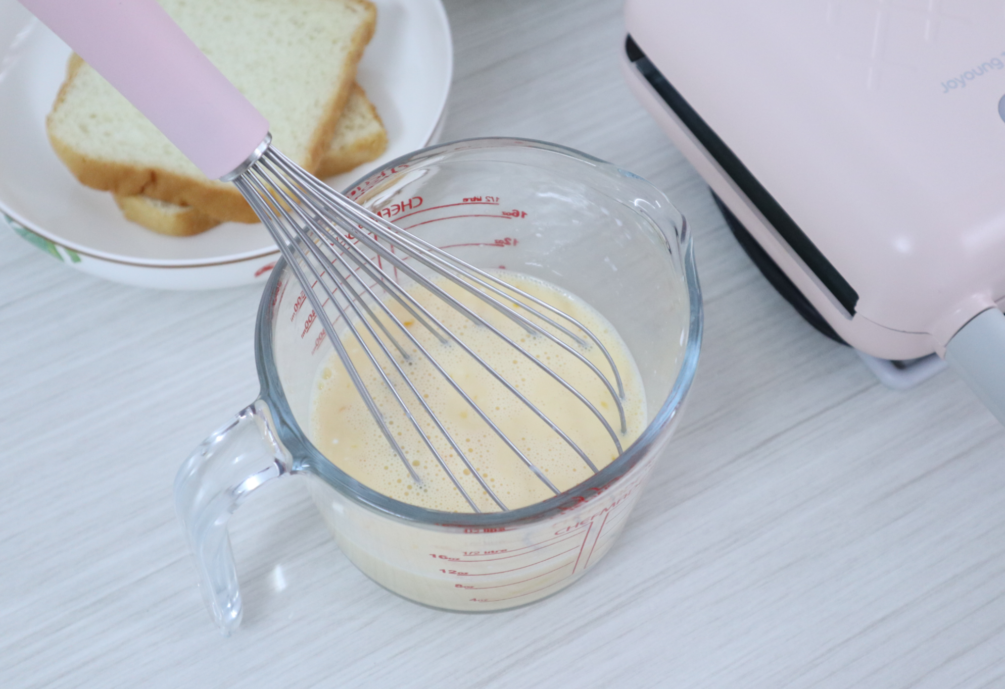 Instructions for mixing eggs, milk, and sugar in a bowl.