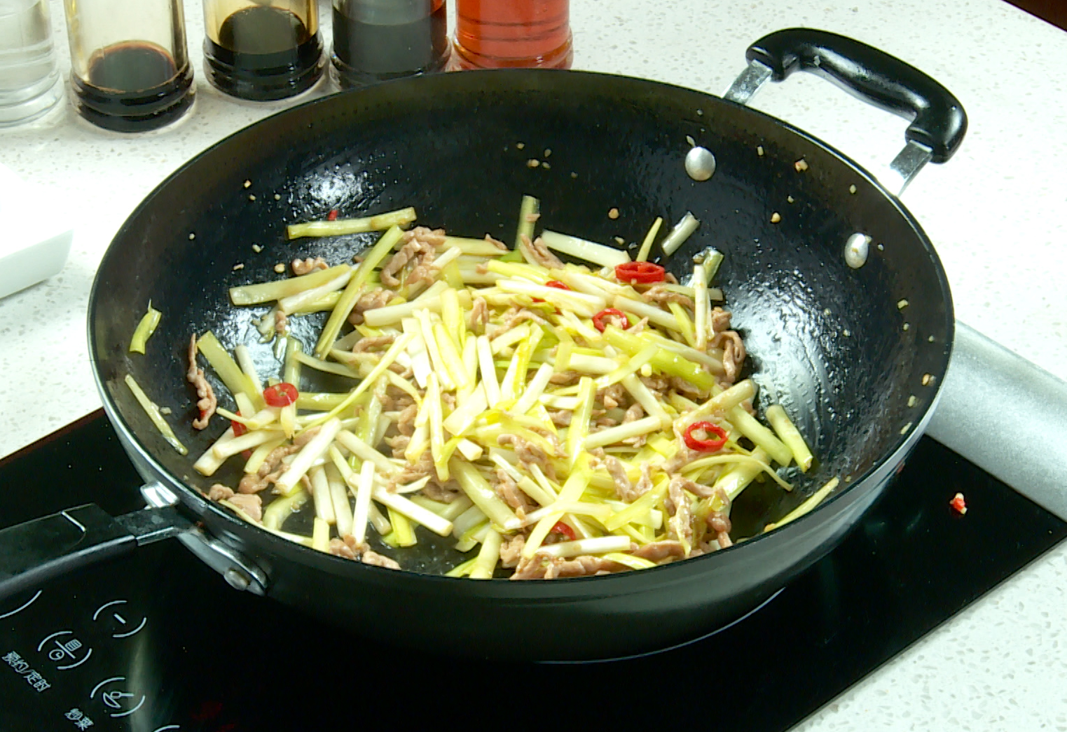 Stir-fry beef with seasonings; serve hot with yellow chives.